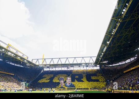 DORTMUND, ALLEMAGNE - 14 MAI : les fans de Dortmund rendent hommage au directeur technique Michael Zorc au cours de l'année 1. Match de Bundesliga entre Borussia Dortmund et Hertha BSC au signal Iduna Park le 14 mai 2022 à Dortmund, Allemagne (photo de Joris Verwijst/Orange Pictures) Banque D'Images