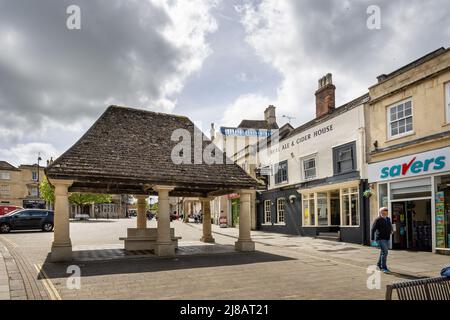 L'ancien Buttercross et mémorial de guerre datant du 16th siècle, à Chippenham, Wiltshire, Royaume-Uni, le 13 mai 2022 Banque D'Images