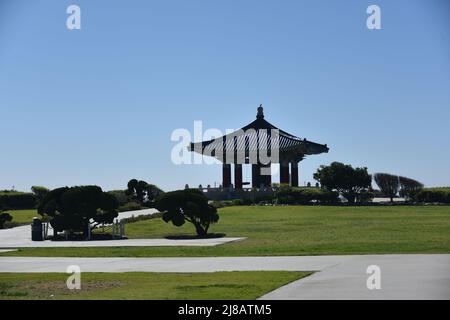 San Pedro, CA. ÉTATS-UNIS 2/28/2022. Cloche de l'amitié coréenne. Don de 1976 par la République de Corée au peuple de Los Angeles, CA. La cloche pèse 17 tonnes Banque D'Images