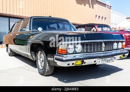 Samara, Russie - 8 mai 2022 : VOITURE GAZ-14 'Chayka' (fabriquée en 1988) à l'exposition des voitures anciennes et rares Banque D'Images