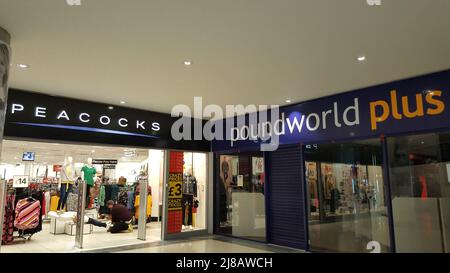 Logo de la boutique de vêtements Peacks et enseigne Poundworld plus Shop Banque D'Images