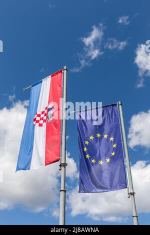 Le drapeau de l'Europe et le drapeau de la Croatie qui s'envent dans le vent Banque D'Images