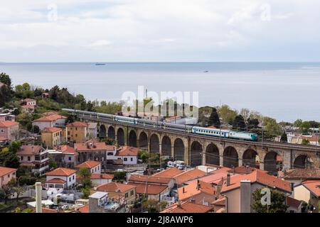 Train sur un pont ferroviaire à Trieste, Friuli Venezia Giulia, Italie Banque D'Images
