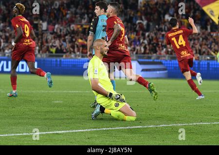 Stadio Olimpico, Rome, Italie. 14th mai 2022. Serie Un football EN TANT que Roma contre Venezia FC; Tammy Abraham d'AS Roma et Eldor Shomurodov d'AS Roma célèbrent leur objectif égalisateur en tant que gardien Niki Maenpaa de Venezia FC semble abattu crédit: Action plus Sports/Alay Live News Banque D'Images