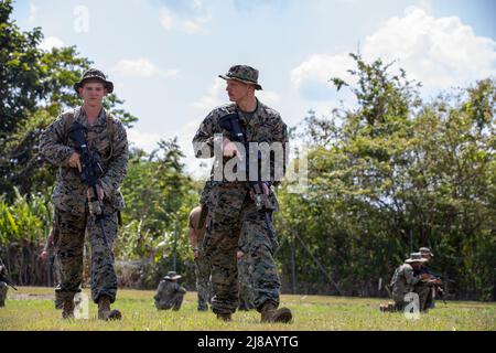 Les Marines des États-Unis affectés au 3rd Bataillon, 25th Marines pratiquent des tactiques de mouvement d'équipe avec des soldats de Sainte-Lucie et du Mexique à l'Académie nationale de police Traning à Belmopan, Belize dans le cadre de l'exercice TRADEWINDS22 le 12 mai 2022. Tradewinds 2022 est un exercice multinational conçu pour accroître la capacité de la région des Caraïbes d’atténuer les crises, de planifier et d’y répondre; d’accroître la capacité régionale de formation et l’interopérabilité; d’élaborer de nouvelles procédures opérationnelles normalisées et d’améliorer les procédures existantes; d’améliorer la capacité de défendre les zones économiques exclusives; et de promouvoir les droits de l’homme et l’adhésion au partage Banque D'Images