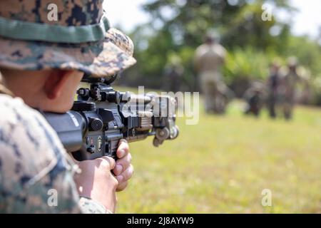 Les Marines des États-Unis affectés au 3rd Bataillon, 25th Marines pratiquent des tactiques de mouvement d'équipe avec des soldats de Sainte-Lucie et du Mexique à l'Académie nationale de police Traning à Belmopan, Belize dans le cadre de l'exercice TRADEWINDS22 le 12 mai 2022. Tradewinds 2022 est un exercice multinational conçu pour accroître la capacité de la région des Caraïbes d’atténuer les crises, de planifier et d’y répondre; d’accroître la capacité régionale de formation et l’interopérabilité; d’élaborer de nouvelles procédures opérationnelles normalisées et d’améliorer les procédures existantes; d’améliorer la capacité de défendre les zones économiques exclusives; et de promouvoir les droits de l’homme et l’adhésion au partage Banque D'Images