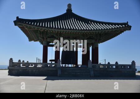 San Pedro, CA. ÉTATS-UNIS 2/28/2022. Cloche de l'amitié coréenne. Don de 1976 par la République de Corée au peuple de Los Angeles, CA. La cloche pèse 17 tonnes Banque D'Images