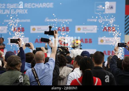 Berlin, Allemagne. 14th mai 2022. Edoardo Mortara a remporté la première course à Berlin-Tempelhof et a ainsi célébré la quatrième victoire de sa carrière. Jean-Eric Vergne est arrivé deuxième et Stoffel Vandoorne troisième. (Photo de Simone Kuhlmey/Pacific Press) crédit: Pacific Press Media production Corp./Alay Live News Banque D'Images