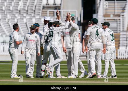 LONDRES, ROYAUME-UNI. 14th mai 2022. Stuart Broad, du Nottinghamshire (au centre), célèbre après avoir pris le cricket de Mark Stoneman de Middlesex pendant le championnat du comté - Middlesex / Notinghamshire au terrain de cricket de Lord's, le samedi 14 mai 2022 à LONDRES, EN ANGLETERRE. Credit: Taka G Wu/Alay Live News Banque D'Images