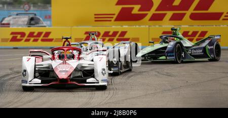 Berlin, Allemagne. 14th mai 2022. Edoardo Mortara a remporté la première course à Berlin-Tempelhof et a ainsi célébré la quatrième victoire de sa carrière. Jean-Eric Vergne est arrivé deuxième et Stoffel Vandoorne troisième. (Photo de Simone Kuhlmey/Pacific Press) crédit: Pacific Press Media production Corp./Alay Live News Banque D'Images