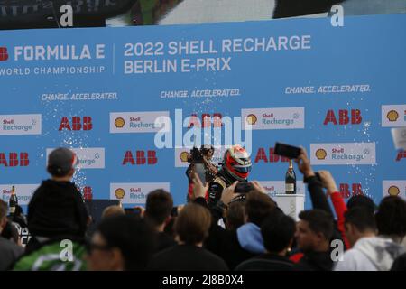 Berlin, Allemagne. 14th mai 2022. Edoardo Mortara a remporté la première course à Berlin-Tempelhof et a ainsi célébré la quatrième victoire de sa carrière. Jean-Eric Vergne est arrivé deuxième et Stoffel Vandoorne troisième. (Photo de Simone Kuhlmey/Pacific Press) crédit: Pacific Press Media production Corp./Alay Live News Banque D'Images