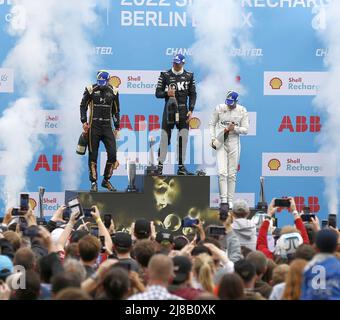 Berlin, Allemagne. 14th mai 2022. Edoardo Mortara a remporté la première course à Berlin-Tempelhof et a ainsi célébré la quatrième victoire de sa carrière. Jean-Eric Vergne est arrivé deuxième et Stoffel Vandoorne troisième. (Photo de Simone Kuhlmey/Pacific Press) crédit: Pacific Press Media production Corp./Alay Live News Banque D'Images