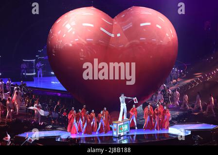 Turin, Italie. 15th mai 2022. La chanteuse libanaise-britannique Mika, hôte de la soirée, chante après la finale du Concours Eurovision de la chanson (ESC). Le concours international de musique a lieu pour 66th fois. En finale, il y a 25 chansons des 40 entrées musicales originales. Credit: Jens Büttner/dpa/Alay Live News Banque D'Images