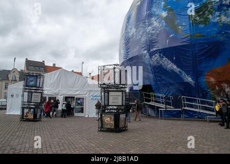 Le changement climatique du WWF à l'intérieur de l'exposition, globe gonflable géant Plads Thorvaldsen, Copenhague, Danemark. Banque D'Images