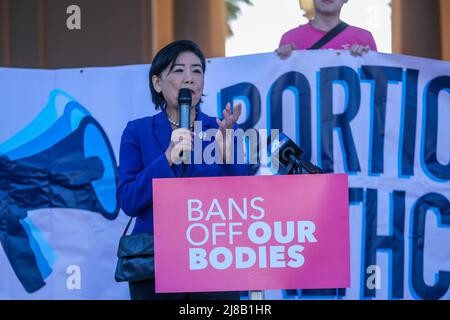 Los Angeles, Californie, États-Unis. 14th mai 2022. Judy Chu (D-Calif.) parle dans le ''rallye d'avortement interdit de nos corps'' le samedi 14 mai 2022 à Pasadena, Californie. (Image de crédit : © Ringo Chiu/ZUMA Press Wire) Banque D'Images