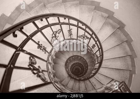 photo d'un escalier en colimaçon dans une vieille maison Banque D'Images