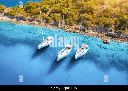 Vue aérienne de beaux yachts, bateaux sur la baie de mer au lever du soleil Banque D'Images