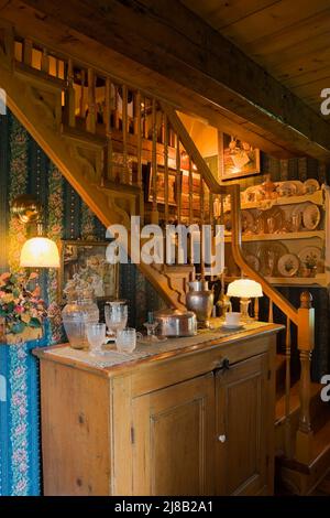 Meubles en bois anciens et escalier en bois de pin dans la cuisine à l'intérieur de l'ancienne maison en bois de style cottage Canadiana reconstruite en 1800s. Banque D'Images