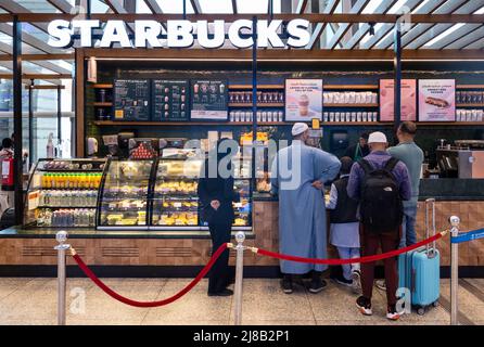 Les clients font la queue dans la chaîne multinationale américaine Starbucks Coffee Store de l'aéroport international de Jeddah (Yidda). Banque D'Images