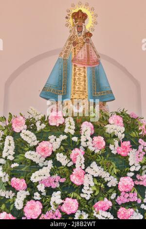 Une image de la Vierge de Guadalupe vue dans l'ermitage de Tomovi pendant le pèlerinage. L'Association culturelle de l'Estrémadure à Vendrell célèbre le pèlerinage en l'honneur de la Vierge de Guadalupe après deux ans sans pouvoir le faire en raison de l'état de la pandémie. Le pèlerinage est un festival catholique qui consiste à faire un voyage ou un pèlerinage à pied ou en calèches décorées avec des chevaux ou des ânes qui va au sanctuaire ou à l'ermitage d'une vierge ou d'un Saint patron du lieu, normalement situé dans un cadre de campagne ou de montagne. Banque D'Images