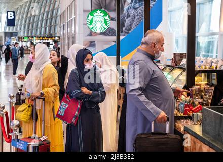 Djeddah, Arabie Saoudite. 14th mai 2022. Les clients font la queue dans la chaîne multinationale américaine Starbucks Coffee Store de l'aéroport international de Jeddah (Yidda). (Photo de Budrul Chukrut/SOPA Images/Sipa USA) crédit: SIPA USA/Alay Live News Banque D'Images