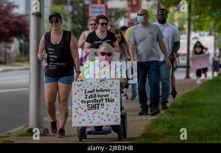 Wilkes barre, États-Unis. 14th mai 2022. Un groupe de manifestants se sont rassemblés au palais de justice du comté de Luzerne pour se rallier aux droits à l'avortement. Les manifestants se rallient d'un océan à l'autre face à une décision anticipée de la Cour suprême qui pourrait renverser le droit d'une femme de choisir d'avorter. Beaucoup de femmes ont exprimé leur inquiétude quant au fait que les avortements se produirait encore, ils seraient juste illégaux et dangereux. (Photo par Aimee Dilger/SOPA Images/Sipa USA) crédit: SIPA USA/Alay Live News Banque D'Images