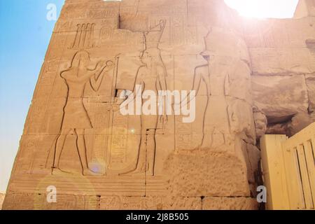 Un bas-relief représentant la déesse Hathor et le dieu Horus. Égypte, Dendera, l'ancien temple égyptien de Dendera ou le temple de Hathor. Banque D'Images