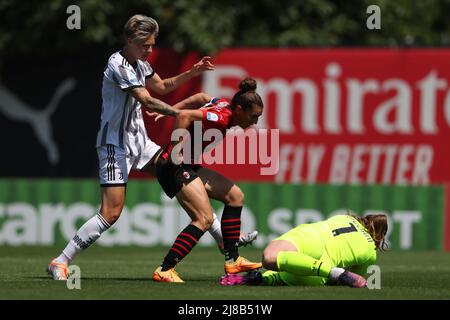 Milan, Italie, 14th mai 2022. Laura Giuliani de l'AC Milan sauve la balle aux pieds de Lina Hurtig de Juventus en tant que coéquipier Valentina Bergamaschi fournit un bouclier pendant le match de Serie A Femminile au Centro Sportivo Vismara, Milan. Le crédit photo devrait se lire: Jonathan Moscrop / Sportimage Banque D'Images