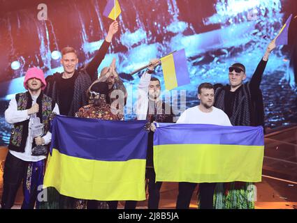 Turin, Italie. 15th mai 2022. L'Orchestre de Kalush d'Ukraine se réjouit de la victoire du Concours Eurovision de la chanson (ESC). Le concours international de musique a lieu pour 66th fois. Il y a 25 chansons dans la finale des 40 pièces musicales originales. L'Allemagne est arrivée en dernière position. Credit: Jens Büttner/dpa/Alay Live News Banque D'Images