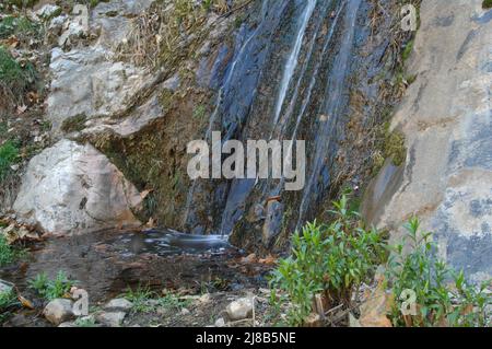 Petite cascade dans les montagnes Tehachapi, près de Bodfish, Californie Banque D'Images