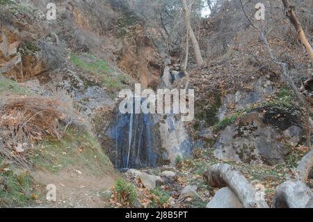 Petite cascade dans les montagnes Tehachapi, près de Bodfish, Californie Banque D'Images