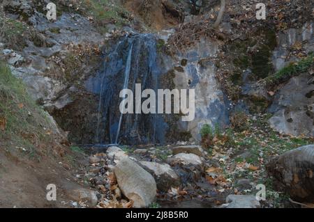 Petite cascade dans les montagnes Tehachapi, près de Bodfish, Californie Banque D'Images