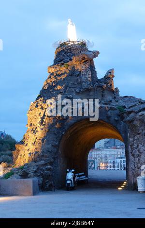 Biarritz, France, Rocher de la Vierge -Rocher de la Vierge en français la nuit sur l'océan Atlantique Banque D'Images