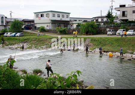 iida, nagano, japon, 2022/15/05 , personnes pêchant lors d'un événement sur la rivière Matsugawa dans la ville d'Iida à Nagano, Japon. Banque D'Images