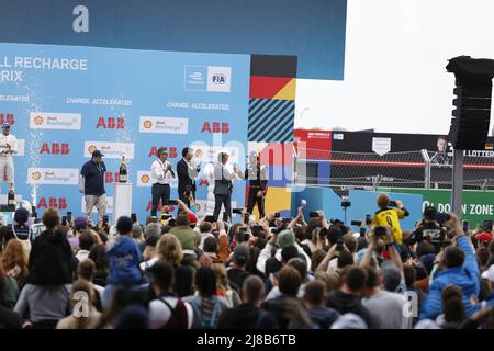 14 mai 2022, Berlin, Tempelhofer Damm, 12101 Berlin, Allemagne: Edoardo Mortara a remporté la première course à Berlin-Tempelhof et a ainsi célébré la quatrième victoire de sa carrière. Jean-Eric Vergne est arrivé deuxième et Stoffel Vandoorne troisième. (Credit image: © Simone Kuhlmey/Pacific Press via ZUMA Press Wire) Banque D'Images