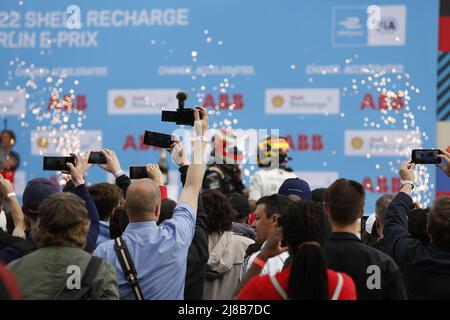 14 mai 2022, Berlin, Tempelhofer Damm, 12101 Berlin, Allemagne: Edoardo Mortara a remporté la première course à Berlin-Tempelhof et a ainsi célébré la quatrième victoire de sa carrière. Jean-Eric Vergne est arrivé deuxième et Stoffel Vandoorne troisième. (Credit image: © Simone Kuhlmey/Pacific Press via ZUMA Press Wire) Banque D'Images