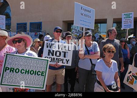 Tucson, Arizona, États-Unis. 14th mai 2022. Les démonstrateurs Pro Choice participent à la Marche des femmes « interdit nos corps » à Tucson, Arizona. Ils se sont réunis un jour chaud de 100 degrés pour montrer leur opposition à la décision possible de la Cour suprême de retourner Roe contre Wade. Pro Choice Womens Day Marches a eu lieu dans des centaines de villes des États-Unis. (Image de crédit : © Christopher Brown/ZUMA Press Wire) Banque D'Images