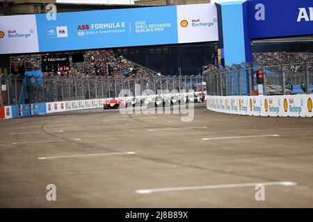 14 mai 2022, Berlin, Tempelhofer Damm, 12101 Berlin, Allemagne: Edoardo Mortara a remporté la première course à Berlin-Tempelhof et a ainsi célébré la quatrième victoire de sa carrière. Jean-Eric Vergne est arrivé deuxième et Stoffel Vandoorne troisième. (Credit image: © Simone Kuhlmey/Pacific Press via ZUMA Press Wire) Banque D'Images