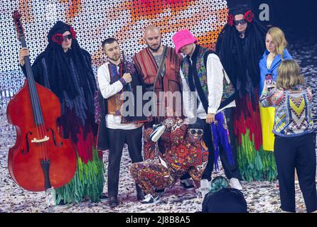 Turin, Italie. 15th mai 2022. L'Orchestre de Kalush d'Ukraine se réjouit de la victoire du Concours Eurovision de la chanson (ESC). Le concours international de musique a lieu pour 66th fois. Il y a 25 chansons dans la finale des 40 pièces musicales originales. L'Allemagne est arrivée en dernière position. Credit: Jens Büttner/dpa/Alay Live News Banque D'Images