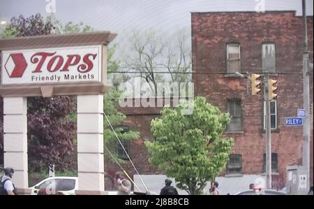 Buffalo, États-Unis. 14th mai 2022. (NOUVEAU) fusillade de masse avec 10 morts à Buffalo-New York. 14 mai 2022, Buffalo, New York, États-Unis: Il y a eu une fusillade de masse au supermarché Tops sur Jefferson Avenue, Buffalo, New York avec 13 personnes abatées, 10 morts et un gros coup à la ville. Le suspect de 18 ans, qui‚ â â„ â â â â ait de Buffalo, est déjà en garde à vue et était lourdement armé. 11 des victimes sont des gens de couleur, 2 blancs et un gardien de sécurité est parmi les morts. (Photos prises à partir d'un téléviseur) (Credit image: © Niyi Fote/TheNEWS2 via ZUMA Press Wire) Banque D'Images