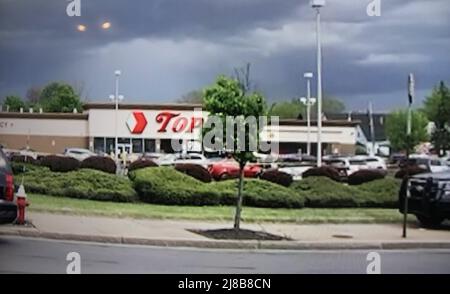 Buffalo, États-Unis. 14th mai 2022. (NOUVEAU) fusillade de masse avec 10 morts à Buffalo-New York. 14 mai 2022, Buffalo, New York, États-Unis: Il y a eu une fusillade de masse au supermarché Tops sur Jefferson Avenue, Buffalo, New York avec 13 personnes abatées, 10 morts et un gros coup à la ville. Le suspect de 18 ans, qui‚ â â„ â â â â ait de Buffalo, est déjà en garde à vue et était lourdement armé. 11 des victimes sont des gens de couleur, 2 blancs et un gardien de sécurité est parmi les morts. (Photos prises à partir d'un téléviseur) (Credit image: © Niyi Fote/TheNEWS2 via ZUMA Press Wire) Banque D'Images