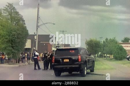 Buffalo, États-Unis. 14th mai 2022. (NOUVEAU) fusillade de masse avec 10 morts à Buffalo-New York. 14 mai 2022, Buffalo, New York, États-Unis: Il y a eu une fusillade de masse au supermarché Tops sur Jefferson Avenue, Buffalo, New York avec 13 personnes abatées, 10 morts et un gros coup à la ville. Le suspect de 18 ans, qui‚ â â„ â â â â ait de Buffalo, est déjà en garde à vue et était lourdement armé. 11 des victimes sont des gens de couleur, 2 blancs et un gardien de sécurité est parmi les morts. (Photos prises à partir d'un téléviseur) (Credit image: © Niyi Fote/TheNEWS2 via ZUMA Press Wire) Banque D'Images