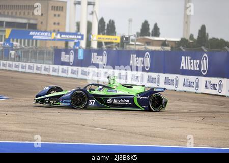 14 mai 2022, Berlin, Tempelhofer Damm, 12101 Berlin, Allemagne: Edoardo Mortara a remporté la première course à Berlin-Tempelhof et a ainsi célébré la quatrième victoire de sa carrière. Jean-Eric Vergne est arrivé deuxième et Stoffel Vandoorne troisième. (Credit image: © Simone Kuhlmey/Pacific Press via ZUMA Press Wire) Banque D'Images