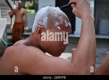 Batu City, East Java, Indonésie. 14th mai 2022. Samaneras (étudiants de moines) mènent la tradition de se raser les cheveux sur la journée Uposatha (calendrier bouddhiste) avant la célébration de la fête du Vesak à Vihara Dhammadipa Arama. Les bouddhistes célébreront le Vesak Day 2566 BE/2022 lundi, un jour propice qui commémore la naissance, l'illumination à Nirvana et la mort du Bouddha Gautama, dont les enseignements forment la religion bouddhiste. (Image de crédit : © Aman Rochman/ZUMA Press Wire Service) Banque D'Images