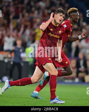 Rome, Italie. 14th mai 2022. Eldor Shomurodov de Roma (devant) célèbre son but lors d'un match de football de Serie A entre Roma et Venezia à Rome, Italie, le 14 mai 2022. Crédit: Alberto Lingria/Xinhua/Alay Live News Banque D'Images