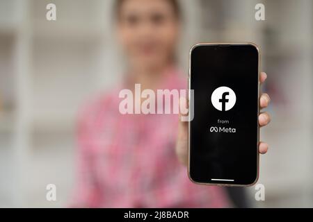 CHIANG MAI, THAÏLANDE - 14 MAI 2022 : logo de l'application Facebook sur l'écran de l'application mobile sur l'iPhone 13 dans la main de personne travaillant sur le commerce électronique Banque D'Images