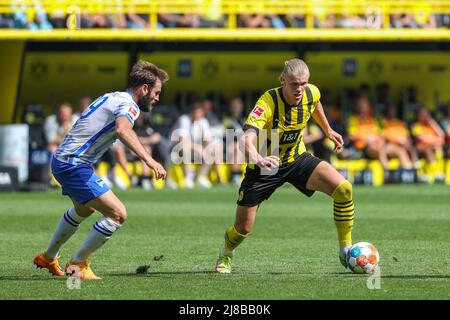 Dortmund, Allemagne. 14th mai 2022. Erling Haaland (R) de Dortmund rivalise avec Lucas Tousart de Hertha BSC lors du match de football allemand de la première division Bundesliga entre Borussia Dortmund et Hertha BSC à Dortmund, Allemagne, 14 mai 2022. Credit: Joachim Bywaletz/Xinhua/Alay Live News Banque D'Images