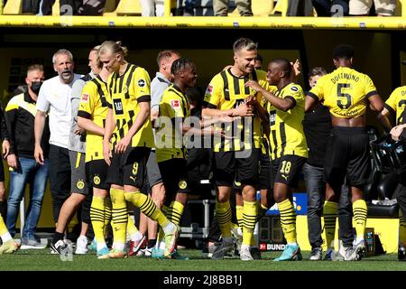 Dortmund, Allemagne. 14th mai 2022. Youssoufa Moukoko (2nd R) de Dortmund fête ses scores avec ses coéquipiers lors du match de football allemand de la première division Bundesliga entre Borussia Dortmund et Hertha BSC à Dortmund, en Allemagne, le 14 mai 2022. Credit: Joachim Bywaletz/Xinhua/Alay Live News Banque D'Images