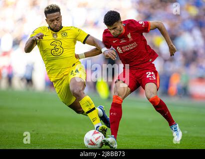 (220515) -- LONDRES, le 15 mai 2022 (Xinhua) -- Luis Diaz (R) de Liverpool rivalise avec le Reece James de Chelsea lors du match de finale de la coupe FA entre Chelsea et Liverpool au stade Wembley à Londres, en Grande-Bretagne, le 14 mai 2022. Liverpool a gagné 6-5 sur pénalités après un tirage sans but. (XINHUA) POUR USAGE ÉDITORIAL UNIQUEMENT. NE PAS VENDRE POUR DES CAMPAGNES DE MARKETING OU DE PUBLICITÉ. AUCUNE UTILISATION AVEC DES FICHIERS AUDIO, VIDÉO, DONNÉES, LISTES DE PRÉSENTOIRS, LOGOS DE CLUBS/LEAGUE OU SERVICES « EN DIRECT » NON AUTORISÉS. UTILISATION EN LIGNE LIMITÉE À 45 IMAGES, PAS D'ÉMULATION VIDÉO. AUCUNE UTILISATION DANS LES PARIS, LES JEUX OU LES PUBLICATIONS CLUB/LEAGUE/PLAYER. Banque D'Images