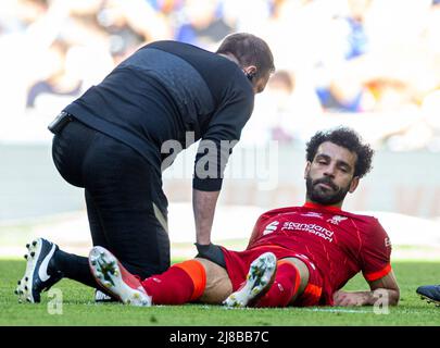 Londres, Royaume-Uni. 15th mai 2022. Mohamed Salah de Liverpool est traité pour une blessure lors du match de finale de la coupe FA entre Chelsea et Liverpool au stade Wembley à Londres, en Grande-Bretagne, le 14 mai 2022. Liverpool a gagné 6-5 sur pénalités après un tirage sans but. Credit: Xinhua/Alay Live News Banque D'Images